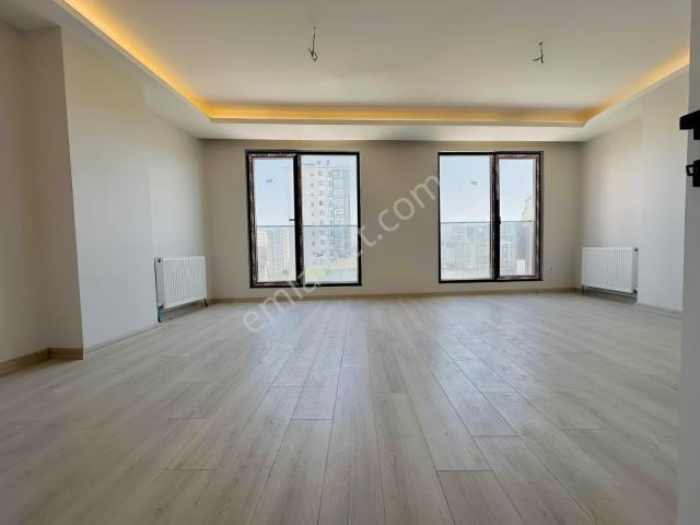 Şerifali'de Sıfır Ara Kat 2+1 Ataşehir Manzaralı Satılık Daire
