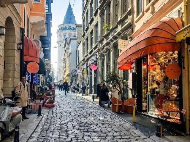 Erkutun'dan, Galata Kulesi Karşısı Serdar ı Ekrem Sokak'ta Tarihi Asseo Han'da Cumbalı Satılık Konut