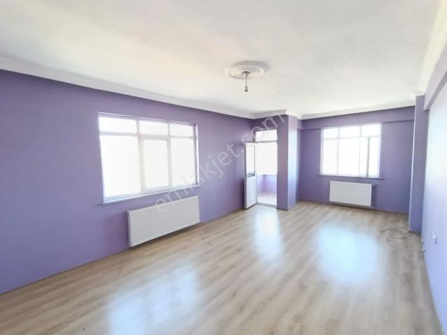 Çerkezköy Merkezinde Anfi Karşısı Geniş 3+1 Arakat Kiralık Daire