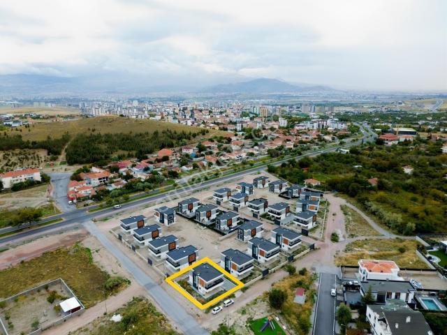 Erkilet Zade Mahallesinde 4,5+1 Satılık Villa