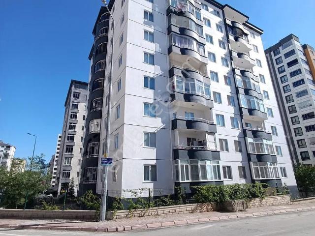 Erkilet'te Merkezi Konumda Satılık Geniş 3+1 Daire