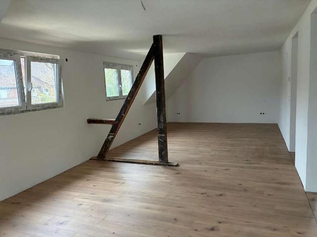 ERSTBEZUG 3,5 Zimmer Maisonette Wohnung, E Auto Stellplatz, Wärmepumpe, Glasfaser, Büro, NEU