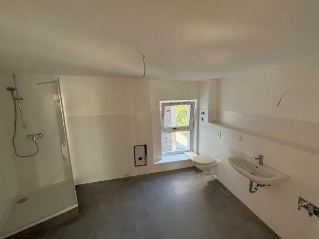 Erstbezug: 3 Zimmer Dachgeschosswohnung Nähe Bahnhof