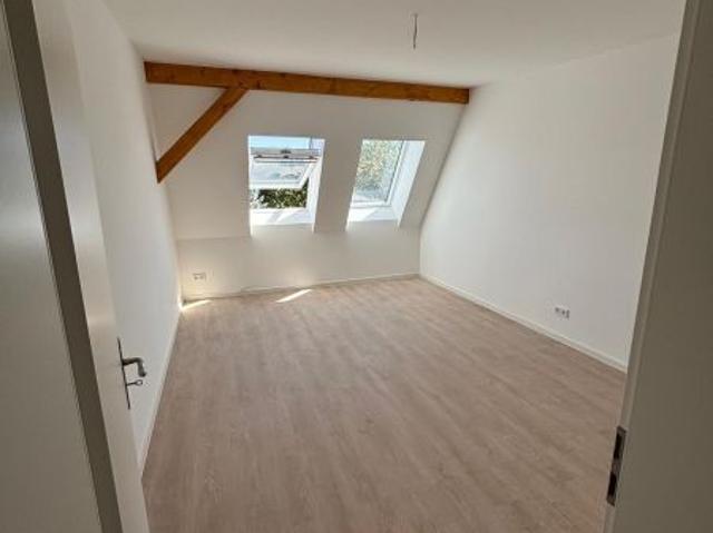 Erstbezug: 3 Zimmer Dachgeschosswohnung Nähe Bahnhof