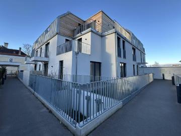 Erstbezug: 3 Zimmer Mietwohnung mit sonnigen Terrassenflächen und Garten