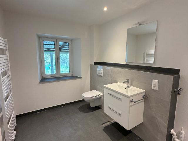 Erstbezug 3 Zimmer Wohnung mit Terrasse eigenem Garten und Wintergarten / Frisch Renoviert