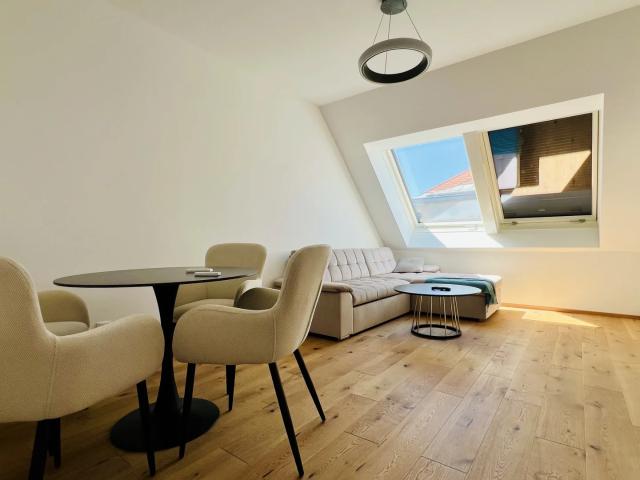 Erstbezug 500m zur U3 2 Zimmer Dachgeschosswohnung Seitenstraße Ruhelage Klimaanlage