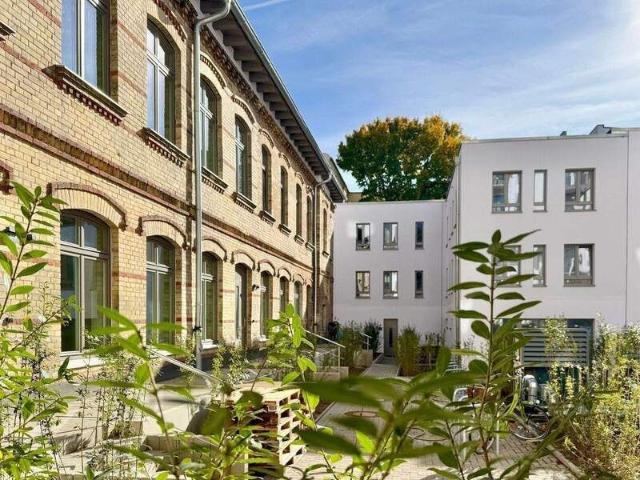 Erstbezug: Charmante Maisonette mit Terrasse in historischer Remise