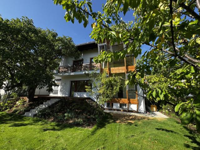 Erstbezug! Architektenhaus 140m² mit topmoderner Ausstattung, PV Anlage, Keller und Garage