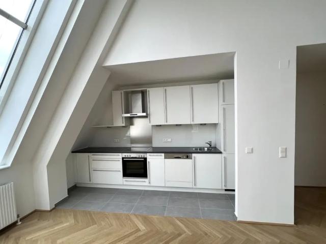 ERSTBEZUG: Bezaubernde Dachgeschosswohnung mit großer Terrasse / FIRST TIME OCCUPANCY: Charming top floor flat with large terrace