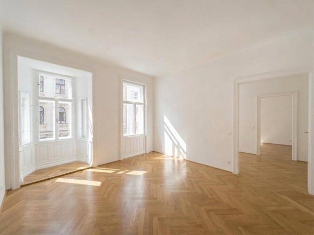 ERSTBEZUG! Generalsanierter Altbau Charme im Herzen von Mariahilf! 3 Zimmer Wohnung mit Erker!