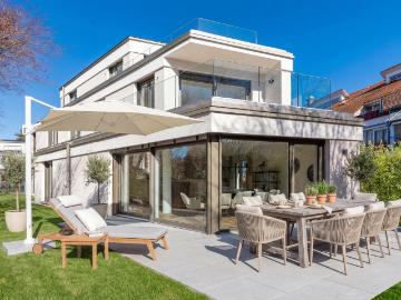 Erstbezug: Großzügige 4 Zimmer Gartenwohnung mit Hobbyraum und privatem Haus im Haus Gefühl
