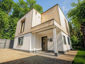 Erstbezug, direkter Waldzugang & Design: freistehendes Haus mit 7 Stellplätzen und Luxus Ausstattung
