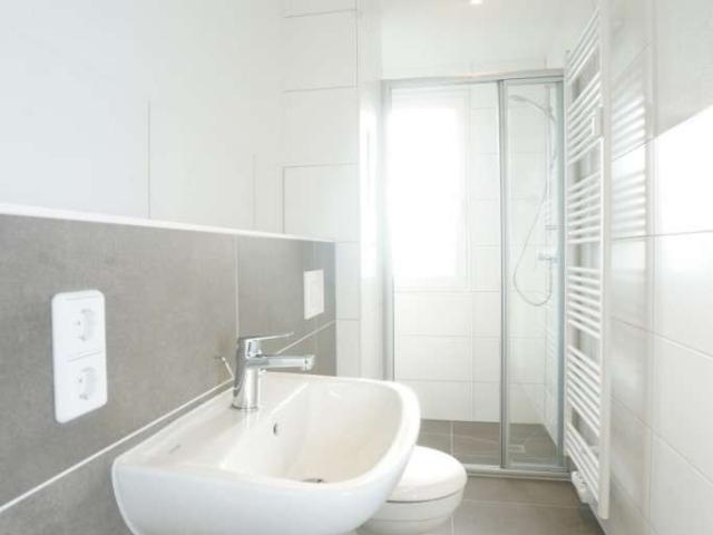 Erstbezug / Dusche / großes Wohnzimmer