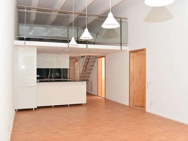 Erstbezug: Einmalige, lichtdurchflutete Wohnung
