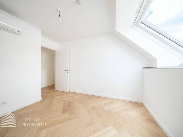 Erstbezug! Elegante 3 Zimmer Dachgeschosswohnung mit Balkon