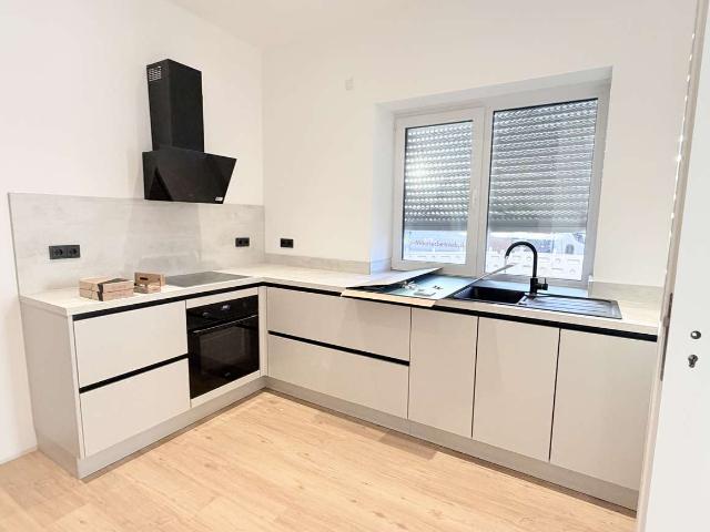 Erstbezug ! Exklusive Erdgeschosswohnung mit Privatgarten, Terrasse und Einbauküche zum 01.10.2026