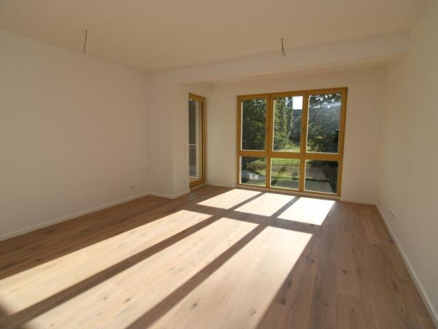 Erstbezug: Exklusive 3 Zimmer Wohnung im Neubau mit Garten, Fußbodenheizung und Parkett !