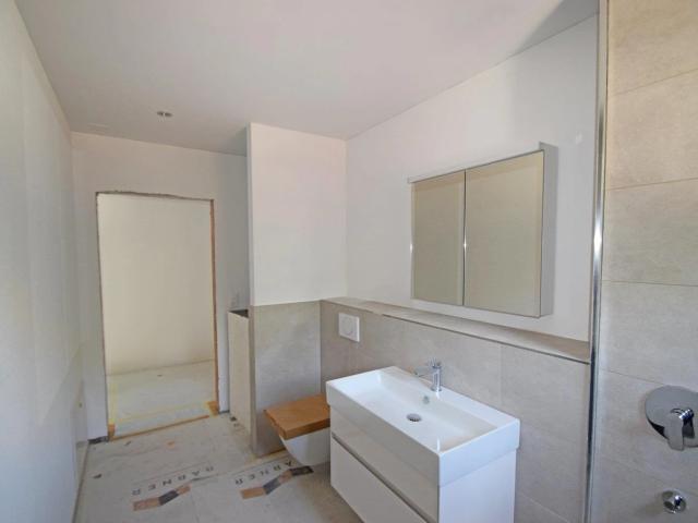 Erstbezug: Exklusive 4.5 Zimmer Neubauwohnung mit grosser Terrasse.