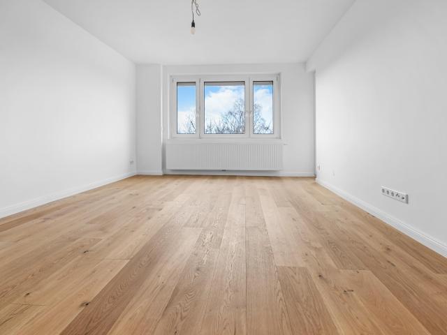 Erstbezug: Frisch sanierte 2 Zimmer Wohnung mit Loggia