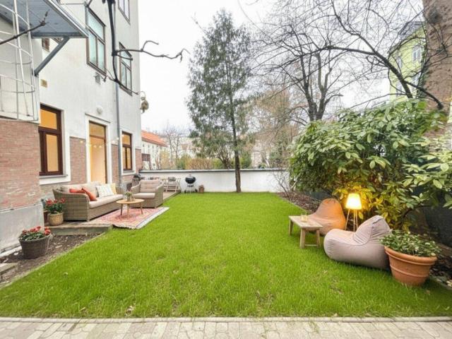 ERSTBEZUG! Künstlerwohnung mit malerischen Garten in Top Lage von 1070! RARITÄT!