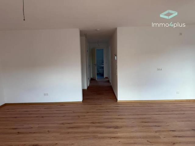 Erstbezug | Hochwertige 3 Zi. Wohnung mit Tageslichtbad, Einbauküche und Balkon mit Blick ins Grüne!