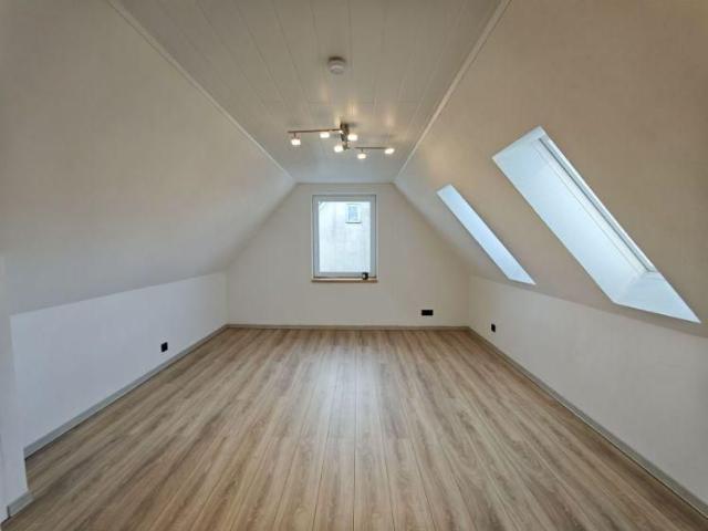 Erstbezug helle 2,5 Zimmer Dachgeschoss Wohnung