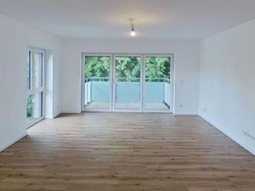 Erstbezug im Obergeschoss: Moderne 3 Zimmer Wohnung mit Balkon!
