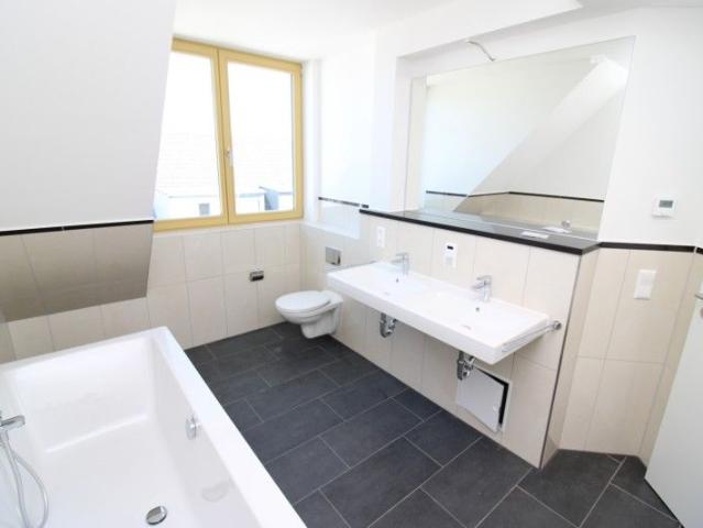 Erstbezug im Neubau: Exklusive Dachgeschosswohnung mit Loggia, Fußbodenheizung und Parkett!