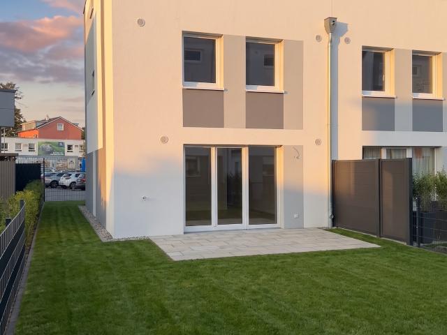 Erstbezug im Neubau! Lichtdurchflutetes Reihenendhaus mit EBK, Dachterrasse & Stellplatz