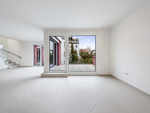 Erstbezug in Gersthof Tolle, ruhige Wohnung mit einer Terrasse ca. 10 m² und zusätzlich einer traumhafter Dachterrasse Am Haus befindet sich ein Kunstwerk von Christian Ludwig Attersee