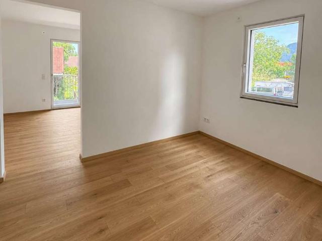 Erstbezug in exklusive 3 Zi Whg. im Erdgeschoss Hochparterre mit großem Balkon