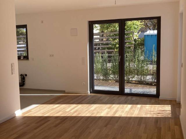 Erstbezug in Forstenried: 2 Zi. Gartenwohnung mit EBK & Fußbodenheizung TG mit Wallbox
