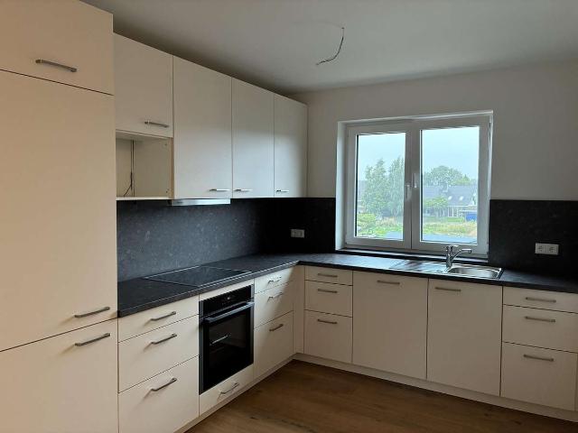 Erstbezug in Heide: Moderne Dachgeschosswohnung mit Einbauküche, Balkon und Effizienzklasse A