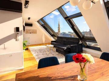 Erstbezug lichtdurchflutete 4 Zimmer Dachgeschosswohnung mit Wienblick und Bergblick + Terrasse NESTROYPLATZ
