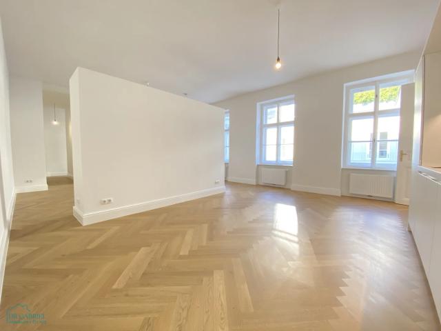 ERSTBEZUG MODERN GESTALTETE ALTBAUWOHNUNG