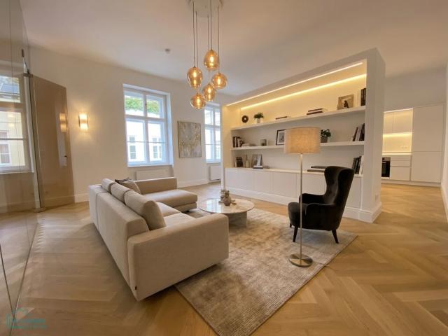 ERSTBEZUG MODERN GESTALTETE ALTBAUWOHNUNG