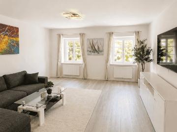 Erstbezug! Moderne 2 Zimmer Wohnung, vollmöbliert + Parkplatz | zentral & ruhig