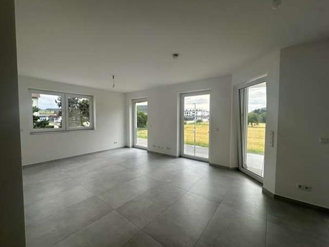 Erstbezug: Moderne 3 Zimmer Wohnung mit überdachter Terrasse, Einbauküche & Carport
