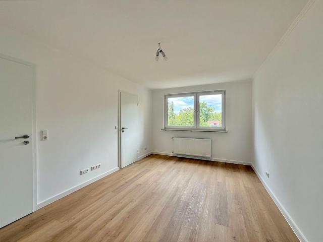 Erstbezug: Moderne & helle 3 Zimmer Wohnung mit sonnigem Balkon + schöner Aussicht