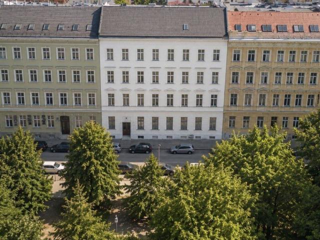 Erstbezug mit Balkon direkt am Park
