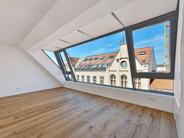 Erstbezug mit hofseitigem Balkon! Vollsanierte Jahrhundertwendeliegenschaft mit Luftwärmepumpe