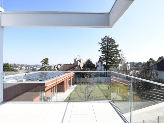 Erstbezug mit Stadtblick: Schöne 3 Zimmer Wohnung mit Terrasse und moderner Ausstattung