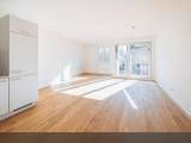 Erstbezug mit Stil: Lichtdurchflutete 2 Zimmer Wohnung mit Balkon