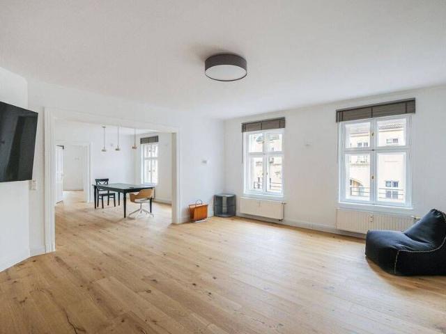 Erstbezug nach umfassender Sanierung: Charmante Altbauwohnung in zentraler Kiezlage