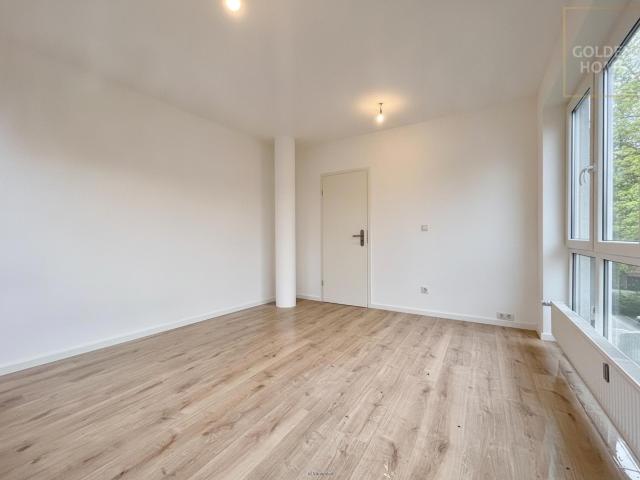 Erstbezug nach umfassender Sanierung mit bodentiefen Verglasungen und Duplex Stellplatz