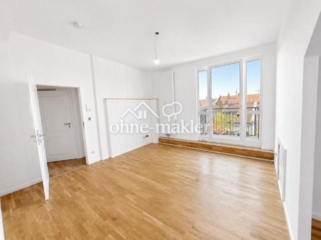 Erstbezug nach Dachausbau: Helle 2 Zimmer Wohnung mit Einbauküche und Balkon