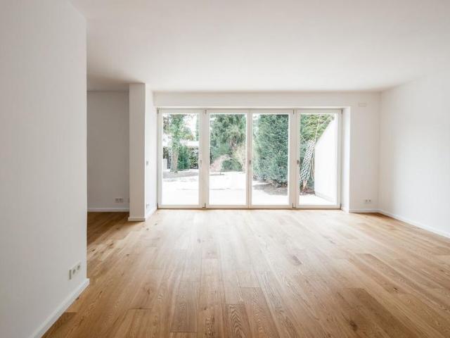 Erstbezug nach exklusiver Kernsanierung: stilvolle Doppelhaushälfte mit Gartenidylle in Gräfelfing