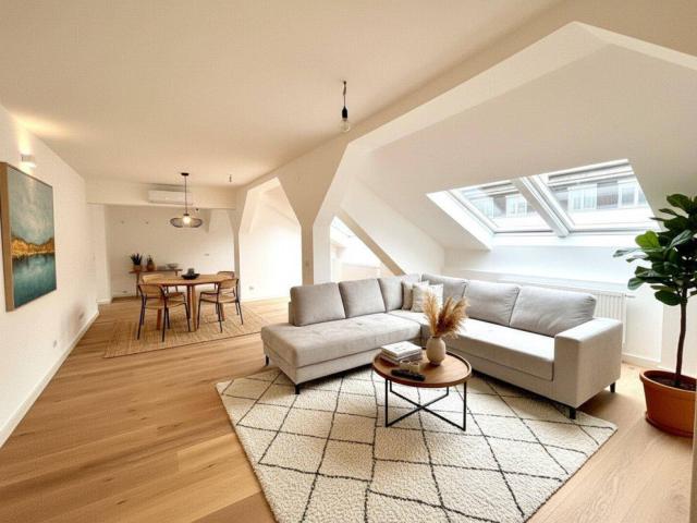 ERSTBEZUG NACH GENERALSANIERUNG! Klimatisiertes 3 Zimmer DG mit Terrasse ALLES AUF EINER EBENE! 1030!