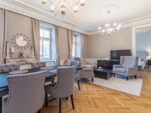Erstbezug nach Generalsanierung: 3 Zimmer Wohnung mit 2 Bädern, Lift & hochwertiger Möblierung in exklusiver Lage in Wien Gersthof!